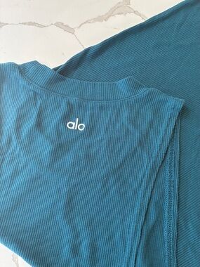 ALO Yoga Women's Ribbed Muscle Tee Teal, size unlisted (fits like a 6)